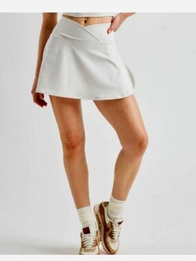 Sincerely Jules White V-waist Athletic Skort with Orange Stripe Detail Sz L